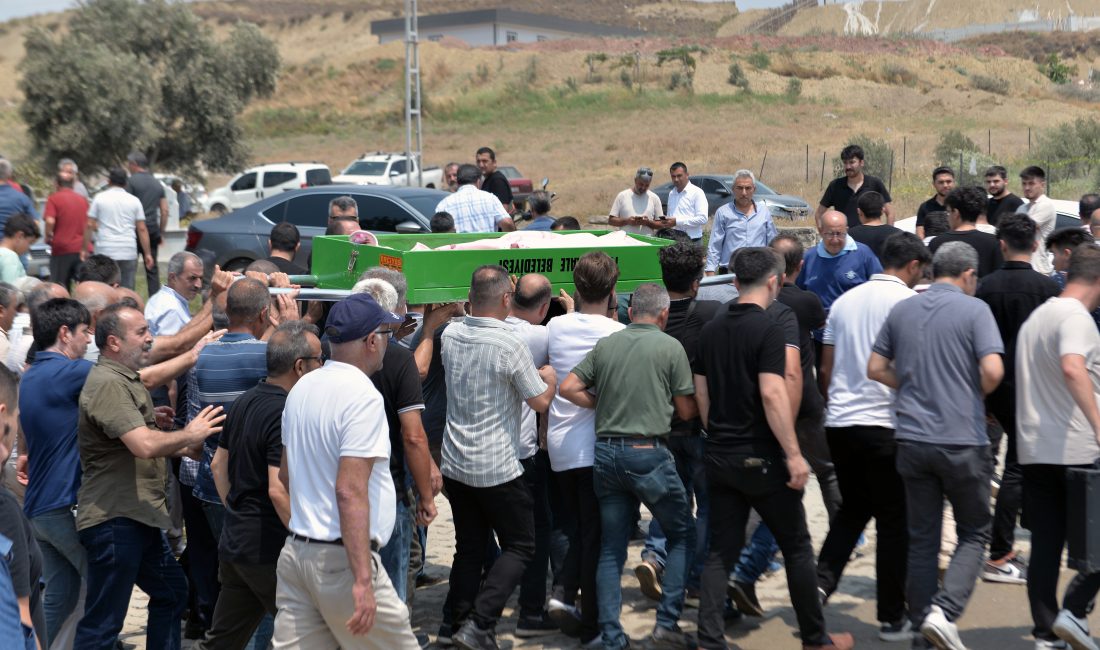 Tıp fakültesi öğrencisi Özge Ceren Deniz, İzmir’de su dolu yolda