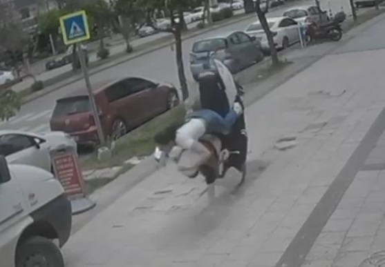 Adana’da motosiklet kaldırımda takla attı: 2 kadın yaralı Adana’da meydana