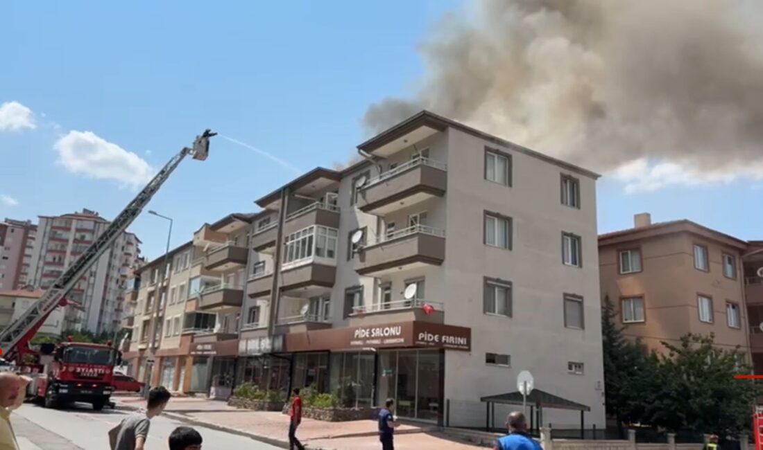 Kayseri’de bir binanın çatısında çıkan yangın, itfaiye ekiplerinin yaklaşık bir