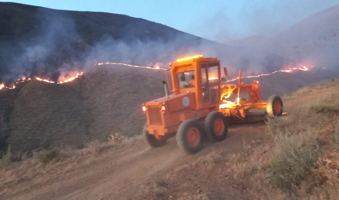 Develi ilçesinde dağlık alanda çıkan, henüz sebebi belirlenemeyen yangın büyümeye