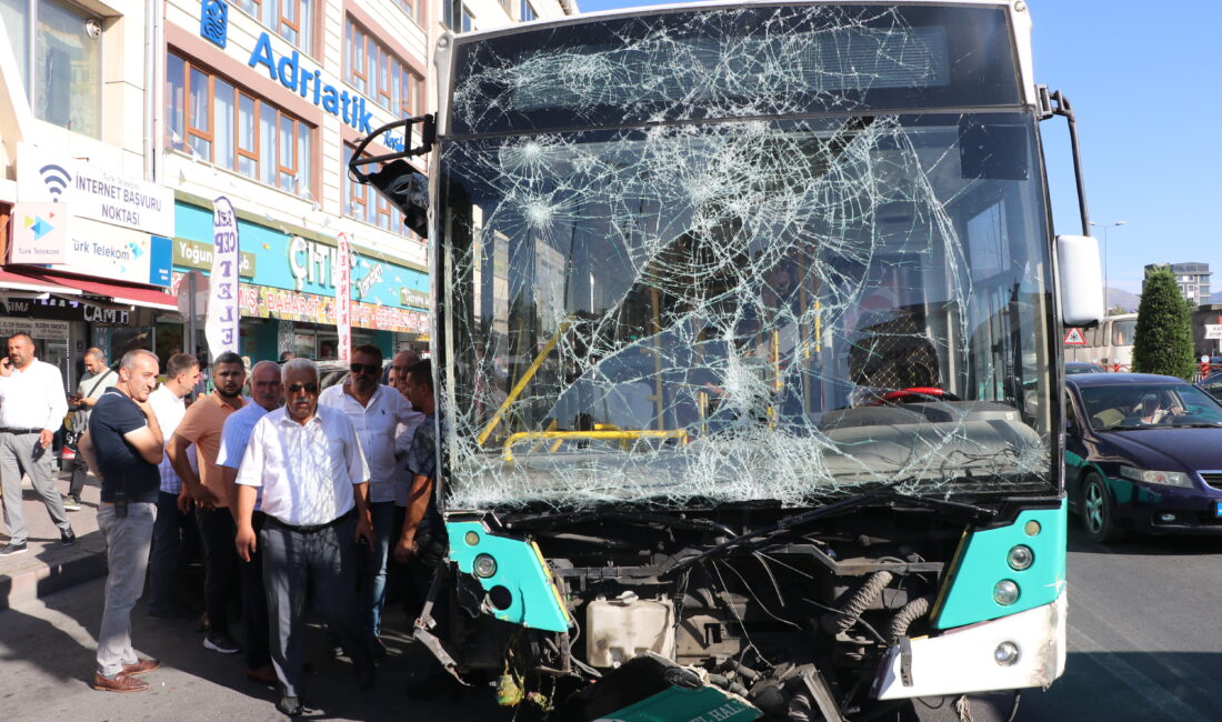 Kayseri’de freni boşalan halk otobüsü kaldırımdaki yayalara çarptıktan sonra durdu.