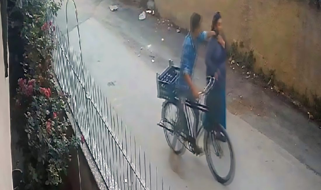 Adana’da yaşanan olayda, bir kadın sokakta altın kolyesini çalmaya çalışan
