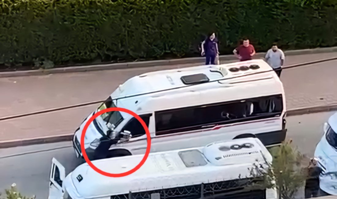 Adana’da iki minibüs şoförü arasında çıkan kavgaya polis müdahale etti.