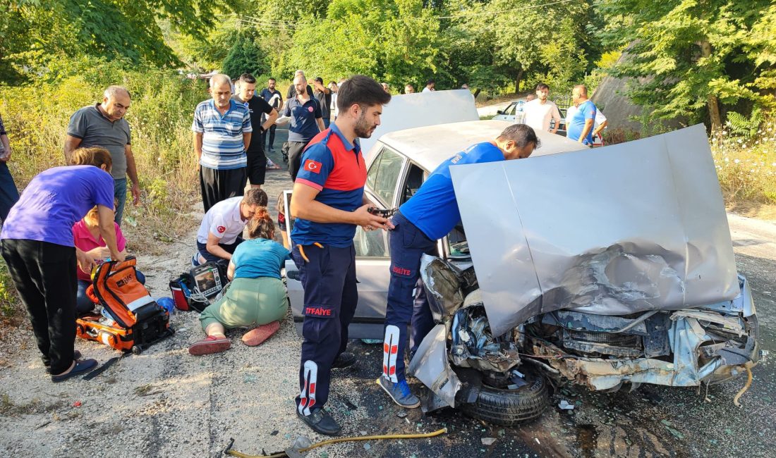 Kadirli ilçesinde gerçekleşen trafik kazasında otomobil ile minibüs çarpıştı. Kazada