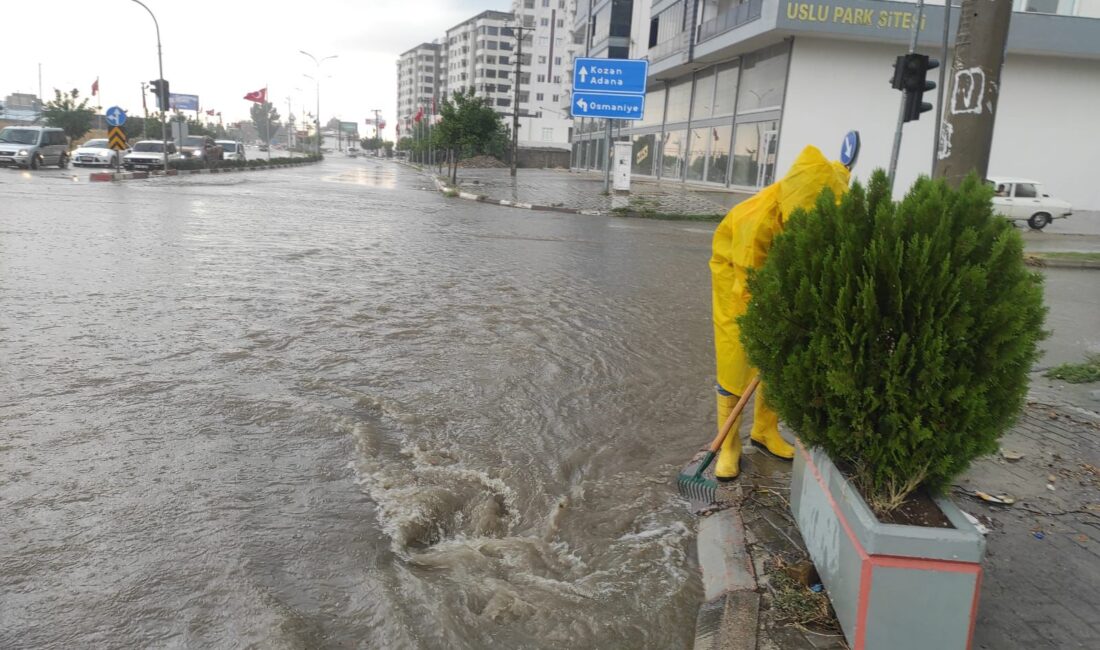 Kadirli ilçesinde ani bir şekilde başlayan sağanak yağış, bazı caddelerde
