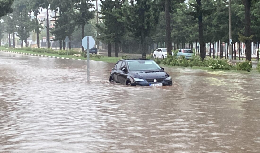 Osmaniye’de sağanak yağış su baskınlarına neden oldu. Yağmur suları oto