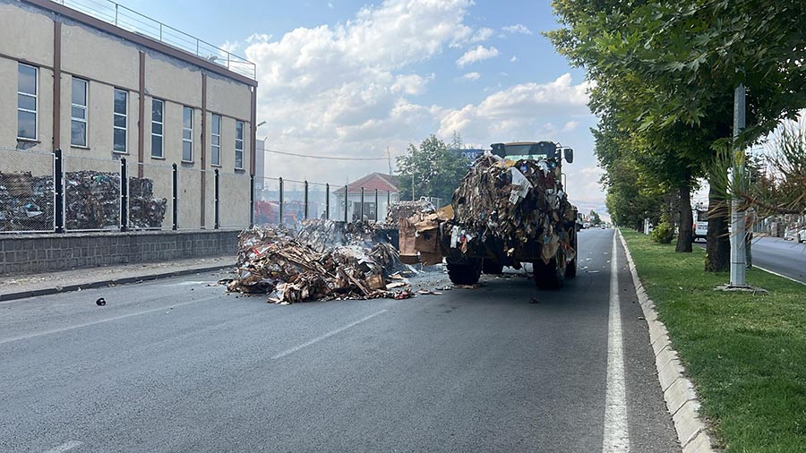 Kayseri’de ot yangını kağıt fabrikasını tehdit etti. Fabrika, atık kağıtların