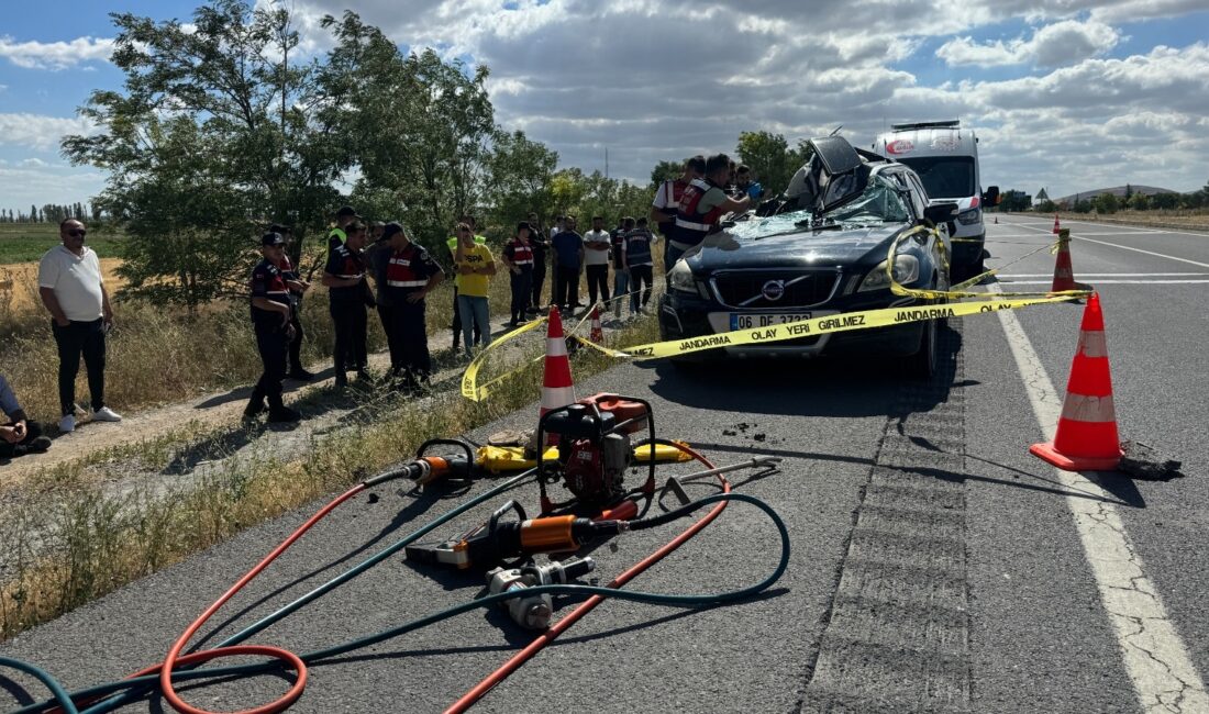 Karayolu üzerinde meydana gelen trafik kazasında otomobilin kamyona çarpması sonucu