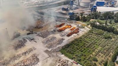 AYDIN’ın Söke ilçesindeki Kipaş Holding’e ait kağıt fabrikasının açık alanındaki
