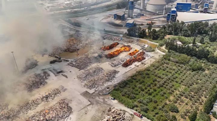 AYDIN’ın Söke ilçesindeki Kipaş Holding’e ait kağıt fabrikasının açık alanındaki