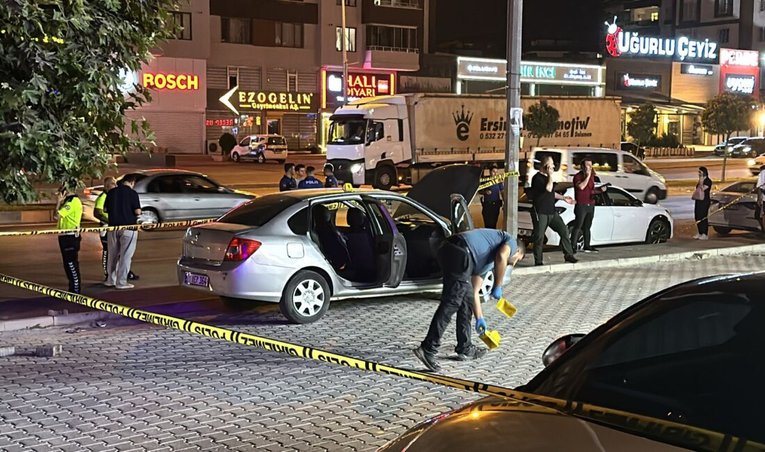 Gaziantep’te park halindeki bir otomobilde oturan Süleyman Şah Hanzade, silahlı