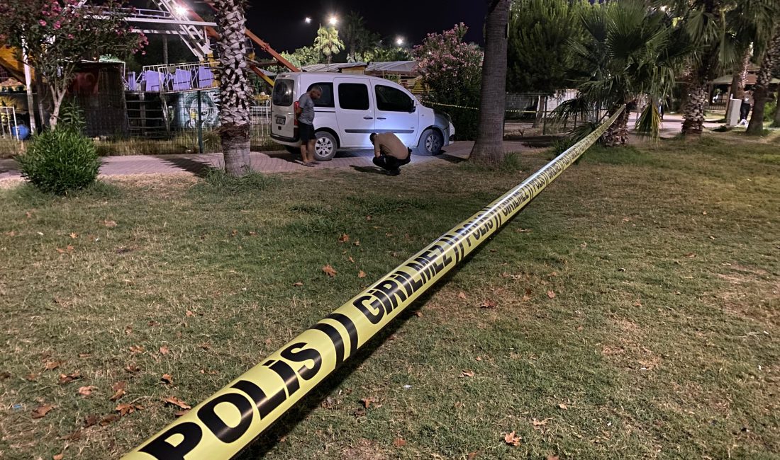 Ceyhan ilçesinde parkta oturan Hakkı Acartürk tabancayla vurularak öldürüldü, arkadaşı