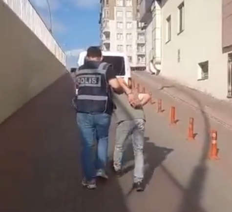 Kayseri’de polisin ‘dur’ ihtarına uymayan plakasız motosiklet sürücüsü yakalandı. Sürücünün
