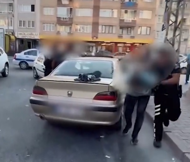 Kayseri’de, polisin ‘dur’ uyarısına uymayan iki kişi otomobille kaçarak firar