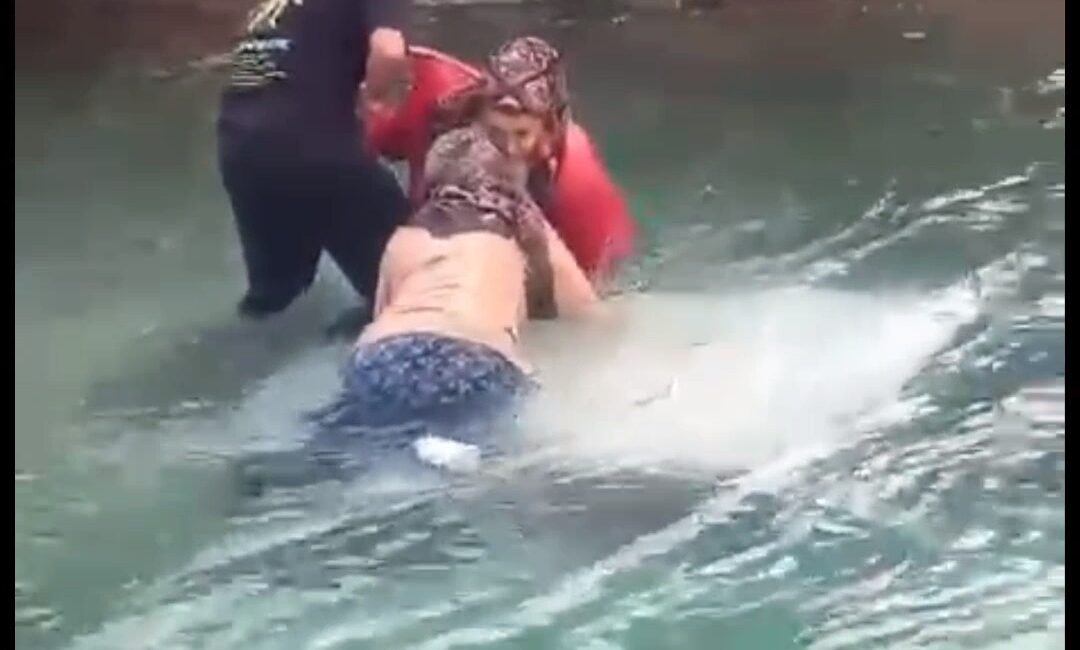 Adana’da sulama kanalına düşen bir otomobilde mahsur kalan 6 kişi,