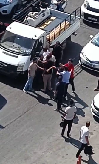 Adana’da trafikte yaşanan bir olayda bir kişi, kamyonetin camını yumruklayarak