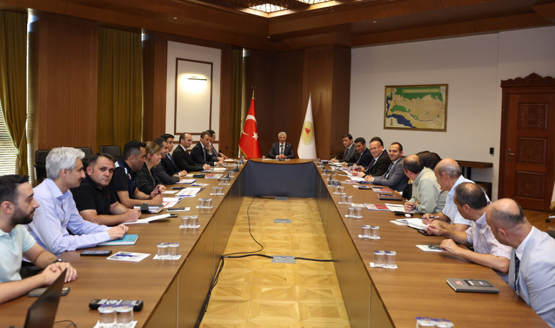 Kahramanmaraş Valisi Mükerrem Ünlüer'in başkanlığında, şehirdeki orta hasarlı binaların durumu