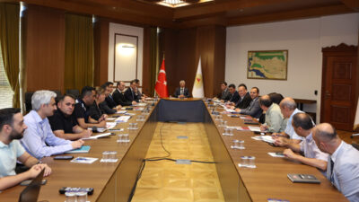 Kahramanmaraş Valisi Mükerrem Ünlüer'in başkanlığında, şehirdeki orta hasarlı binaların durumu