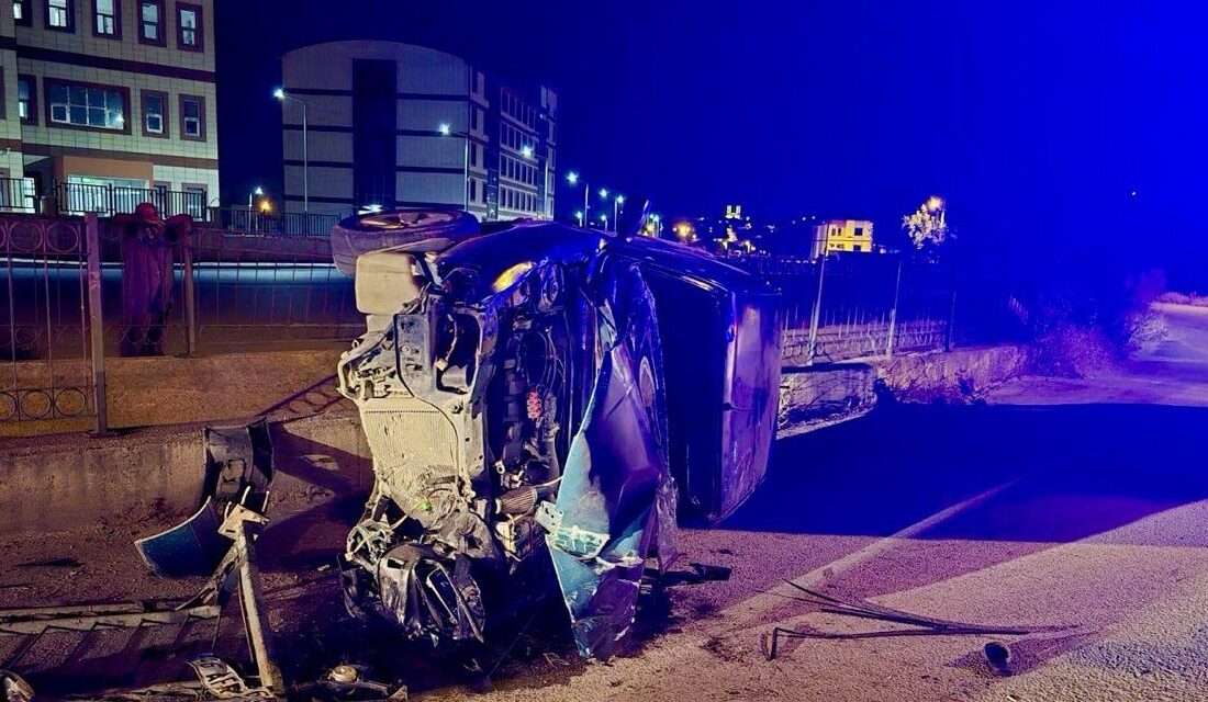 Kahramanmaraş’ta sürücüsünün kontrolünü kaybettiği otomobilin devrilmesi sonucu 2 kişi yaralandı.