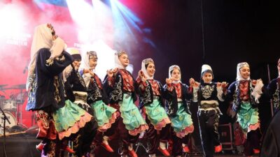 Ağustos Fuarı etkinlikleri kapsamında sahne alan Dulkadiroğlu Belediyesi Gençlik Merkezleri,