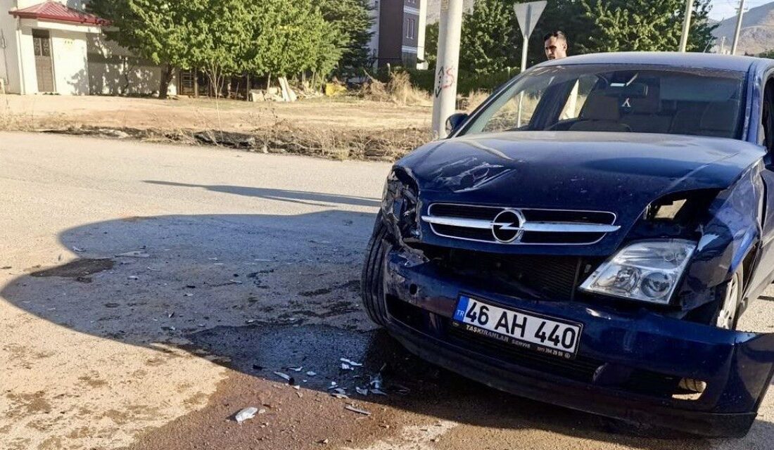 Kahramanmaraş’ın Elbistan ilçesinde iki otomobilin çarpışması sonucu yaşanan trafik kazasında