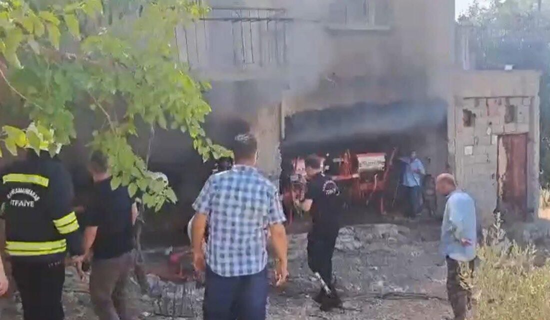 Kahramanmaraş’ta işi katlı binada çıkan yangın maddi hasara neden oldu.