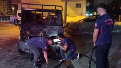 Yangın Kadirli Şehit Vedat Kocadallı Mahallesi 1297 sokakta park halindeki
