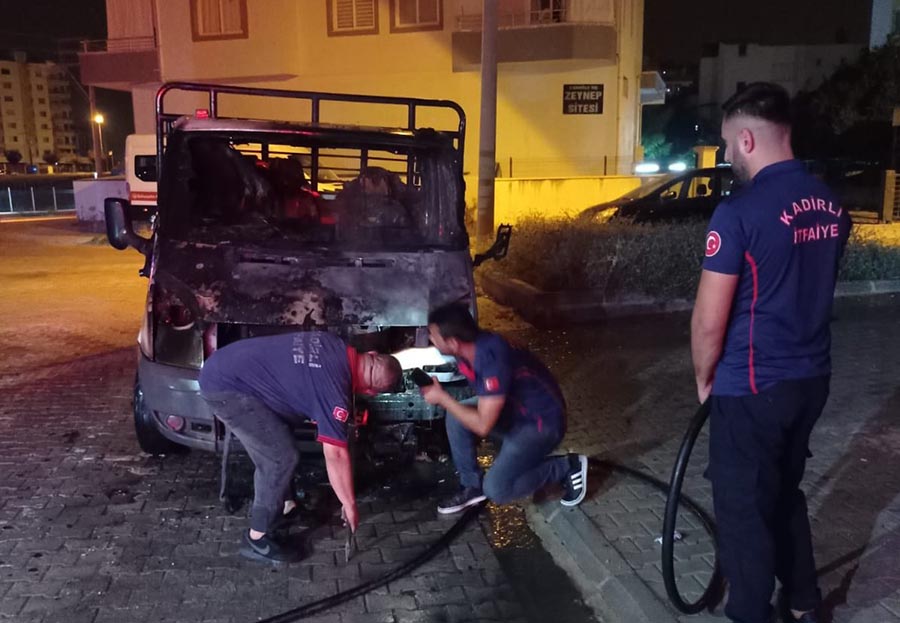 Yangın Kadirli Şehit Vedat Kocadallı Mahallesi 1297 sokakta park halindeki
