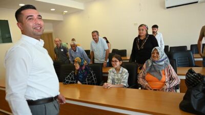Kadirli Belediye Başkanı Mustafa Mert Olcar, meclis salonunda biraraya geldiği