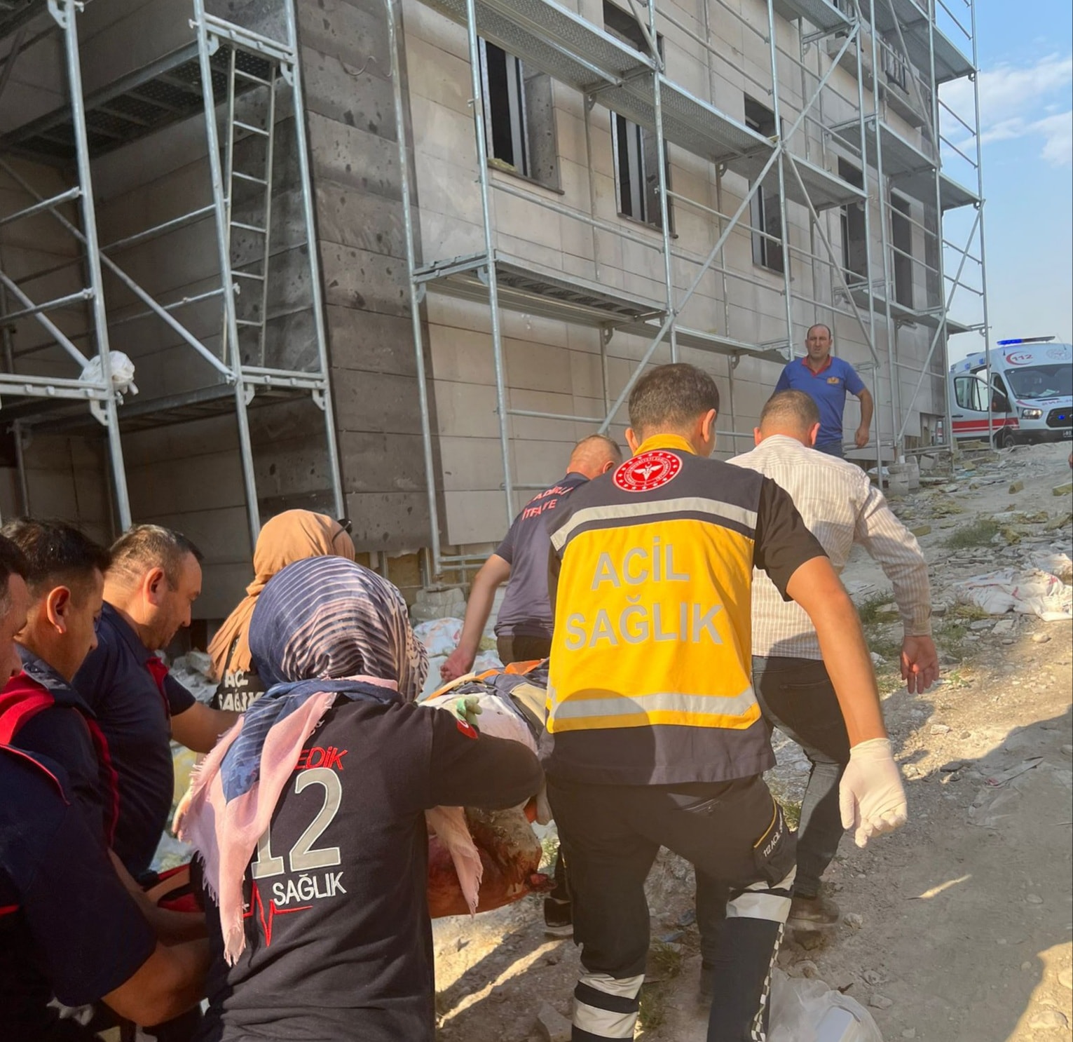 Kadirli’de yapımı devam eden Kaymakamlık Binası inşaatından düşen işçi hayatını