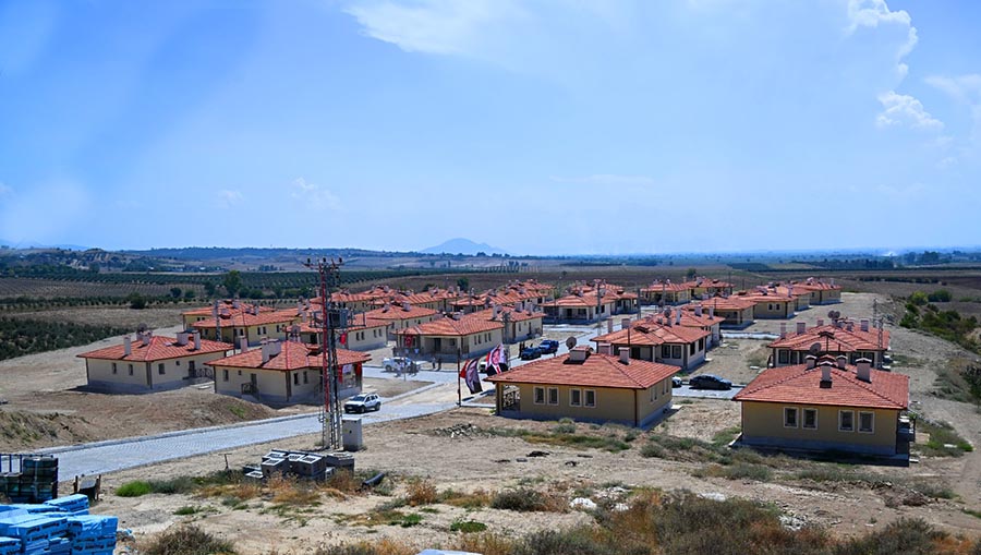 Osmaniye Valisi Dr. Erdinç Yılmaz, Kadirli’de Topraktepe Köy Konutlarında incelemelerde