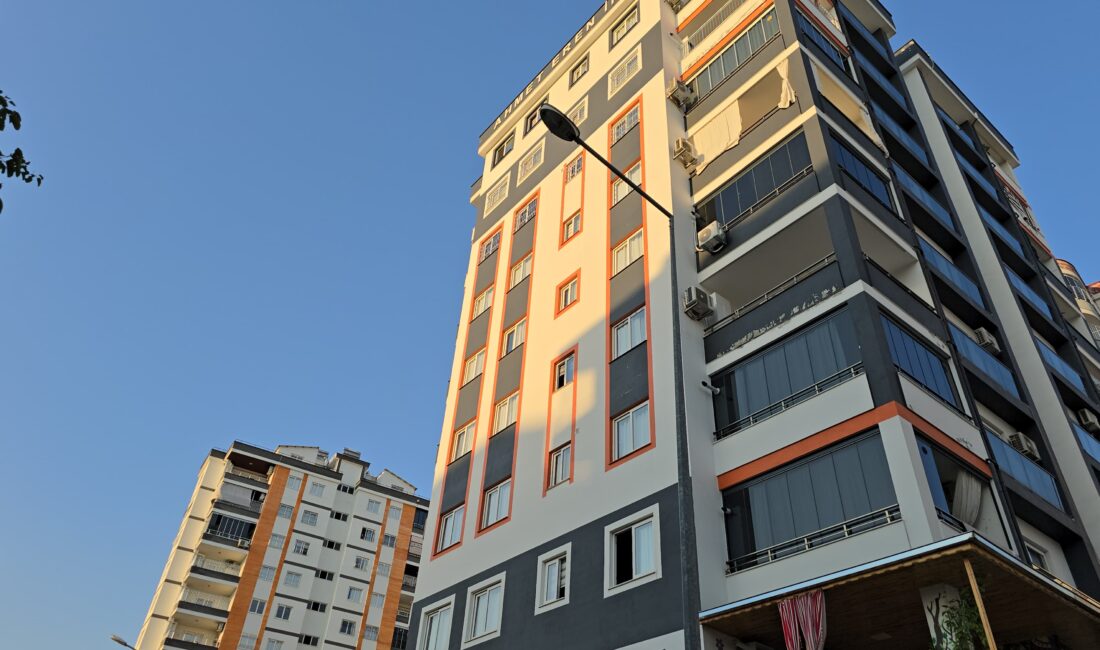 Kozan ilçesindeki bir apartmanın 9. katındaki evinin balkonundan düşen 20
