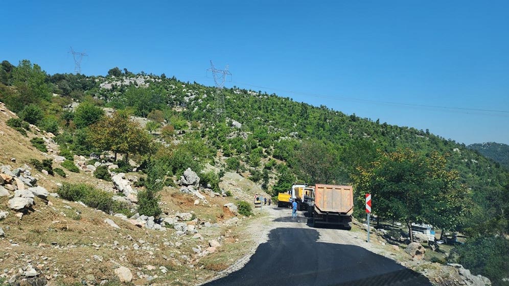 Büyükşehir Belediyesi, Andırın’ın Kumarlı ve Kıyıkçı mahallelerinde kilit parke imalatlarını