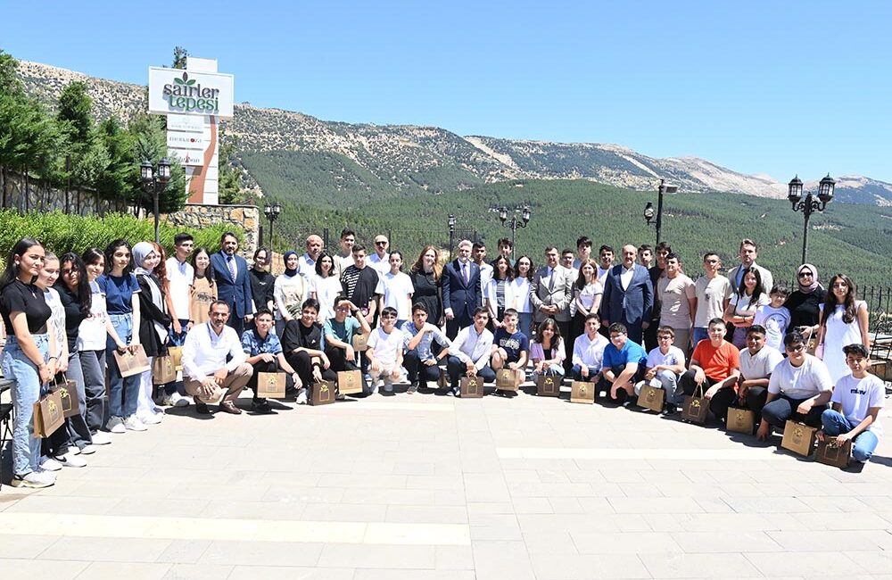 LGS’de dereceye giren öğrencilerle bir araya gelen Başkan Görgel, “Gençlerimiz
