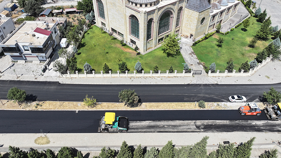 Büyükşehir Belediyesi, Onikişubat Kavlaklı Mahallesi’nin yaklaşık 1,5 kilometrelik ana arterinin