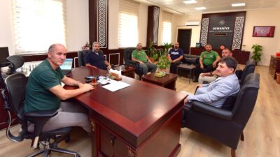 Kadirli Offroad Kulübü Başkanı İbrahim Tok, kulüp üyeleri ve Kadirli