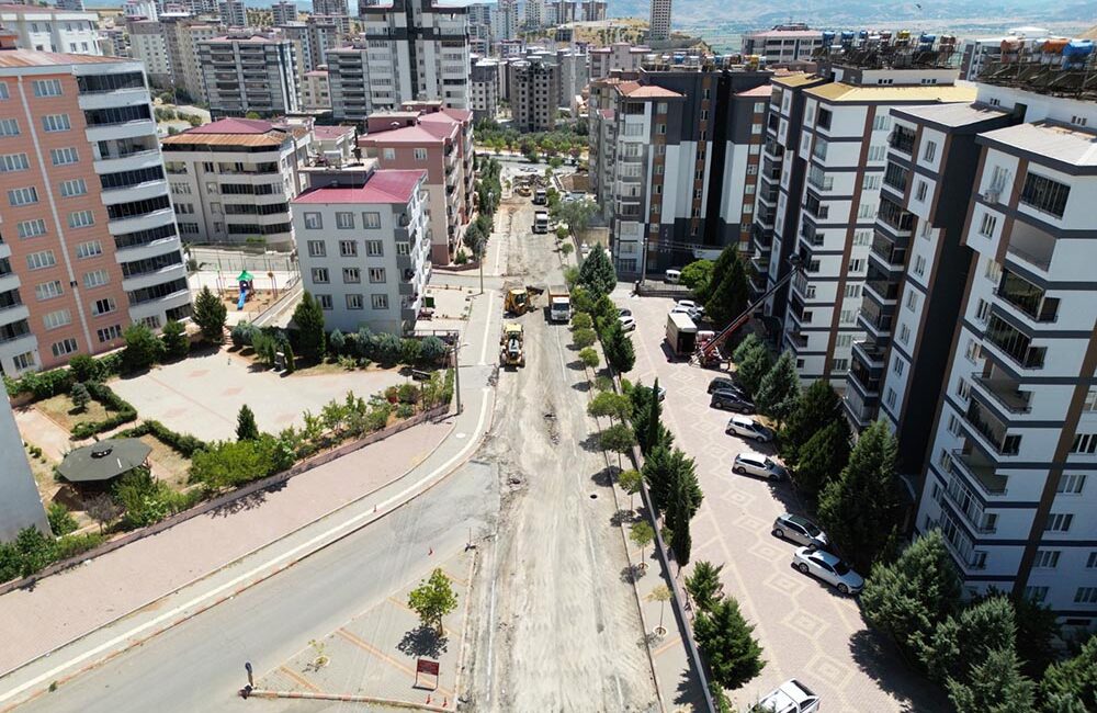 Onikişubat Belediyesi Fen İşleri Müdürlüğü ekiplerinin asfalt mesaisi tüm hızıyla