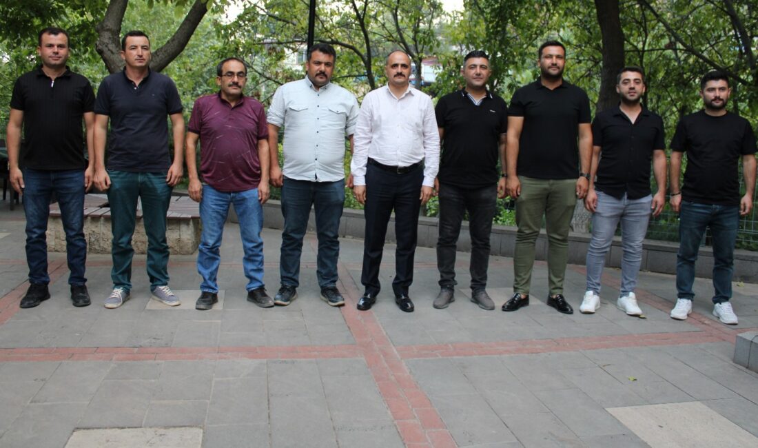Atanamayan Uzman Çavuşlar Derneği Genel Başkanı Mustafa Gündeşli, dernek yönetim