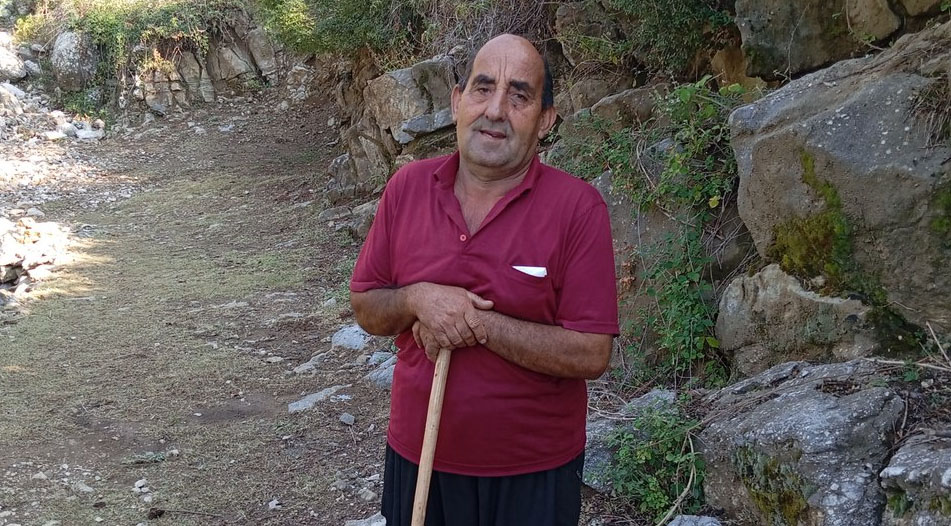 Kadirli’de yaşayan engelli ve kalp hastası Dursun Kösece, köydeki evinin