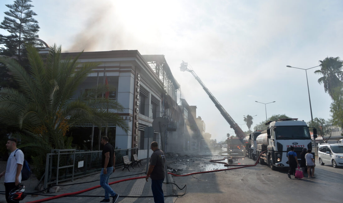 Adana’da bir oto yedek parça dükkanında meydana gelen yangın, itfaiye