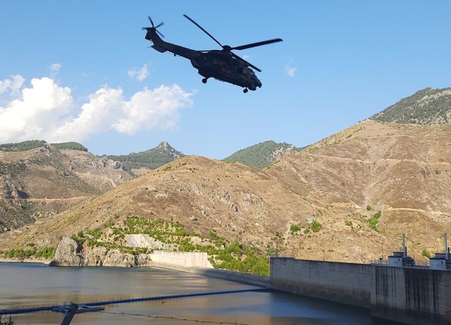 Orman yangınlarına müdahalede bulunan helikopterin suya düşmesi sonucunda yaralanan 5
