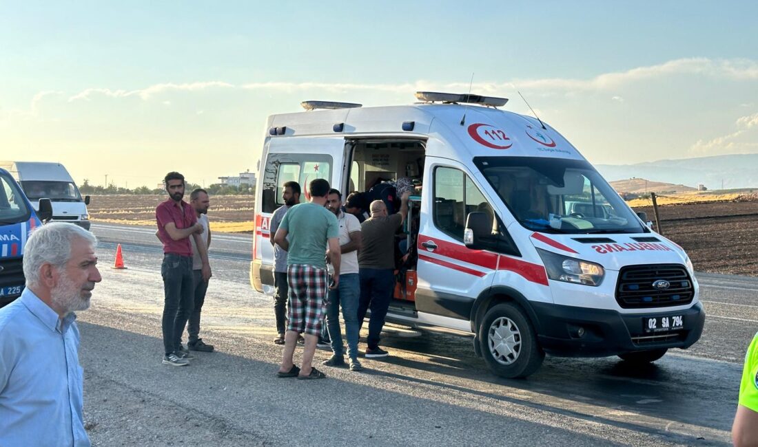 Adıyaman’ın Gölbaşı ilçesinde meydana gelen trafik kazasında minibüs ile TIR