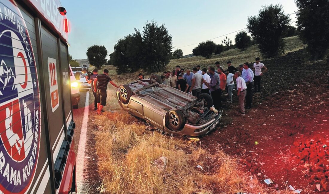 Adıyaman’ın Kahta ilçesinde bir tarlanın yakınındaki otomobilin devrilmesi sonucu 3