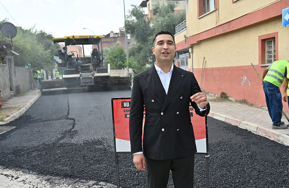 Kadirli Belediyesi fen işleri müdürlüğü ekiplerince çelik asfalt çalışmalarına ara