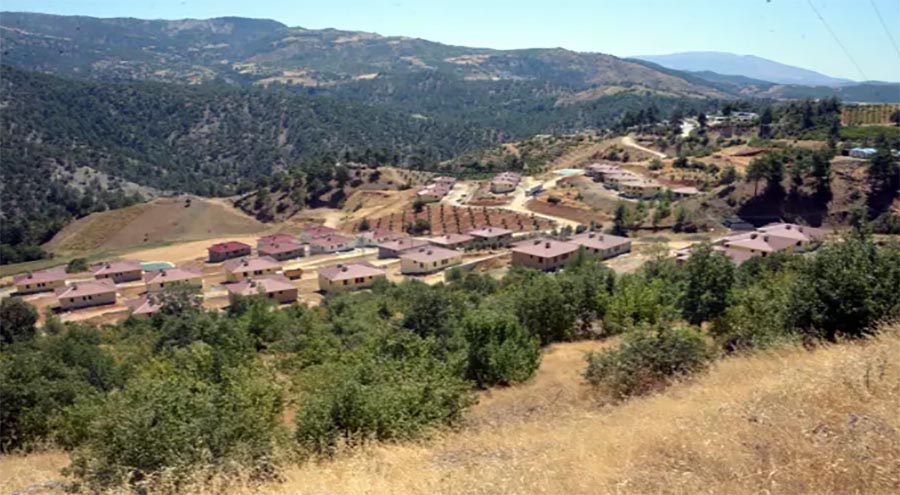 KAHRAMANMARAŞ’ta depremlerde dağlardan kopan kayaların zarar verdiği Avcılar Mahallesi’ne inşa
