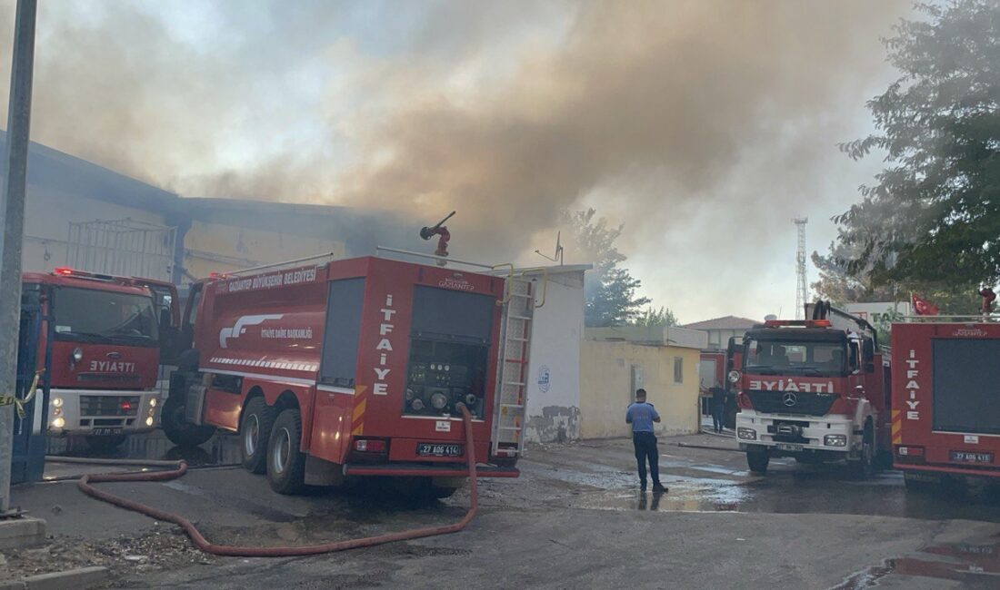 Gaziantep’te bir elyaf fabrikasında çıkan yangın, itfaiye ekiplerinin 2 saatlik