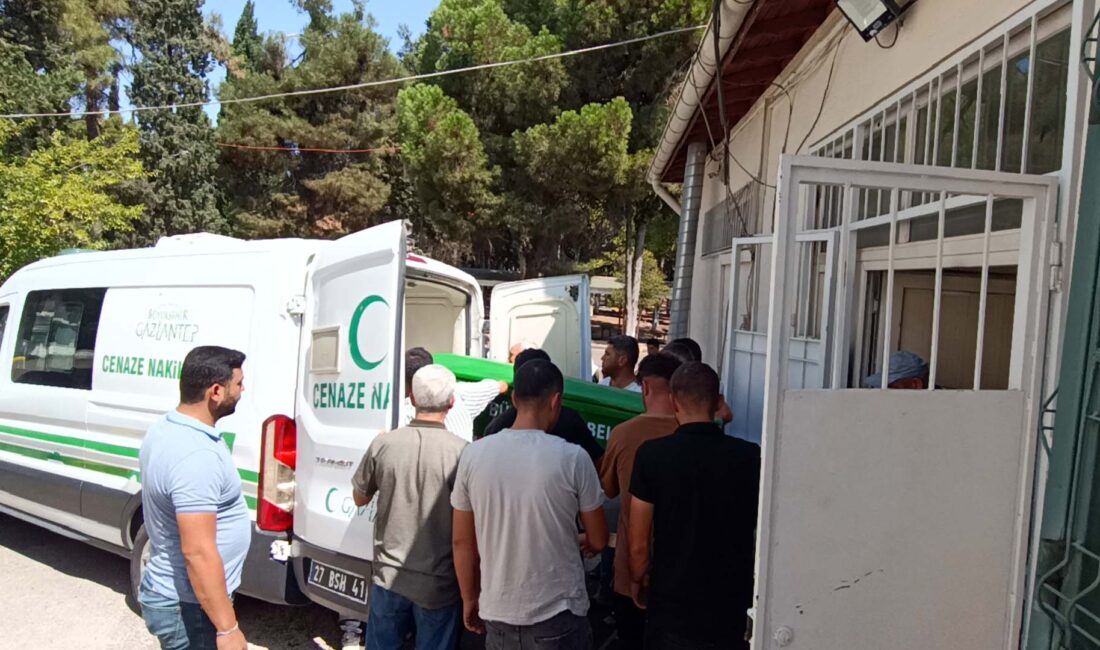 Gaziantep’te park halindeki bir otomobile arkadan çarpan motosiklet sürücüsü hayatını