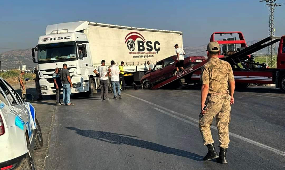Nurdağı’nda TIR’ın Dorsesine Çarpan Otomobilde 4 Yaralı Gaziantep’in Nurdağı ilçesinde