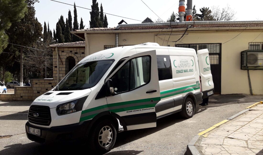 Gaziantep’te meydana gelen trafik kazasında 2 otomobil ile 1 traktör
