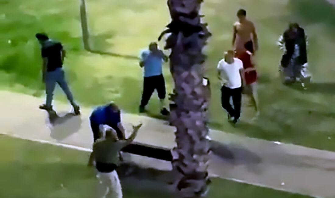 Adana’da bir çocuk parkında gürültü çıkaran bir grup şahıs polis